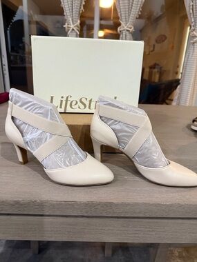 Life Stride Women's Almond Milk Gallery Cross-Strap Pumps